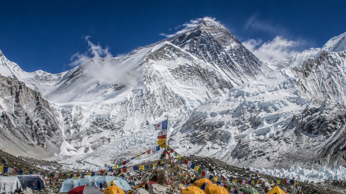 Frank Løke skal bli førstemann til å sykle til topps på Mount Everest